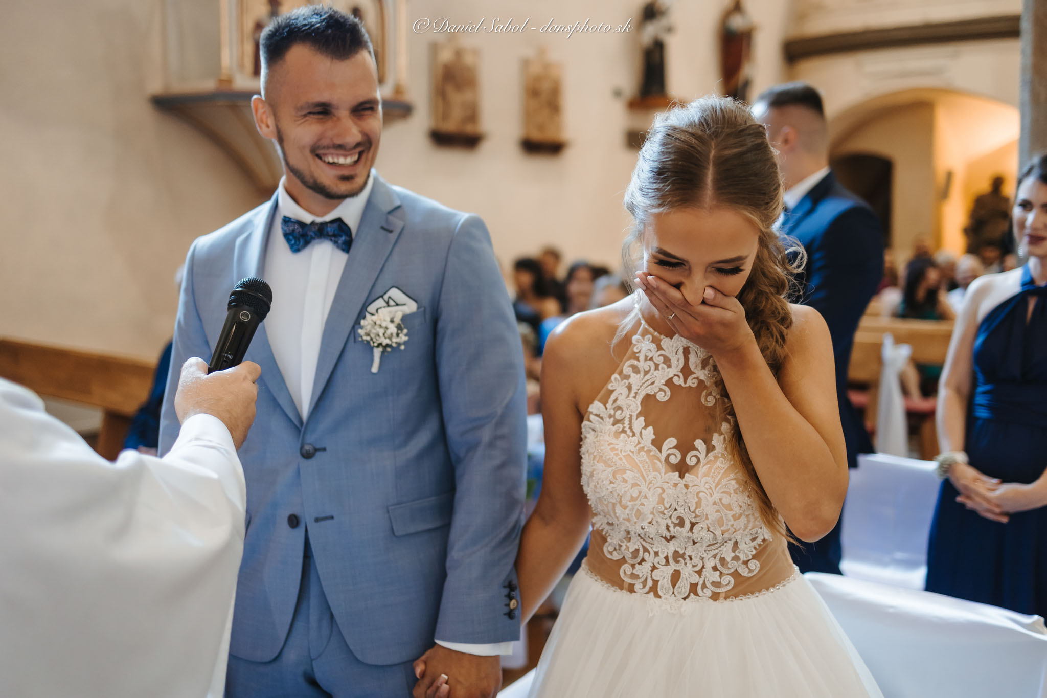 Smiech pri svadobnom sľube v kostole